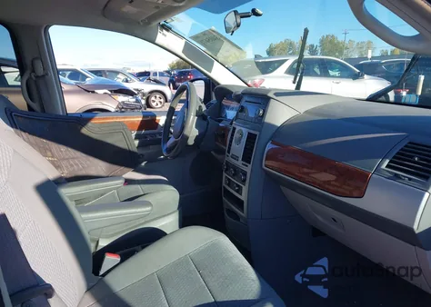 2009 Chrysler Town & Country Touring z USA, uszkodzony, nr VIN 2A8HR54159R604244